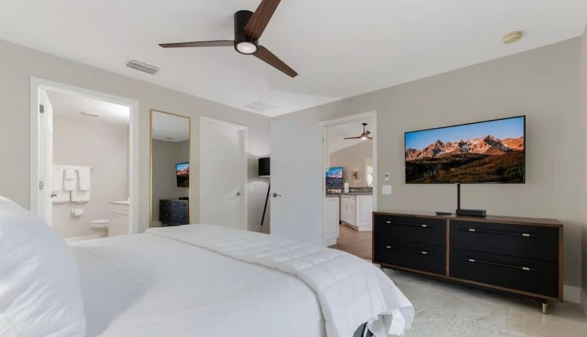 Tranquil Palms Heated Pool Outdoor Tv & Holiday home Cape Coral