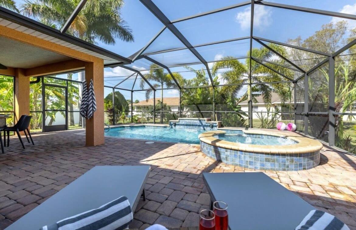 Tranquil Palms Heated Pool Outdoor Tv & Holiday home